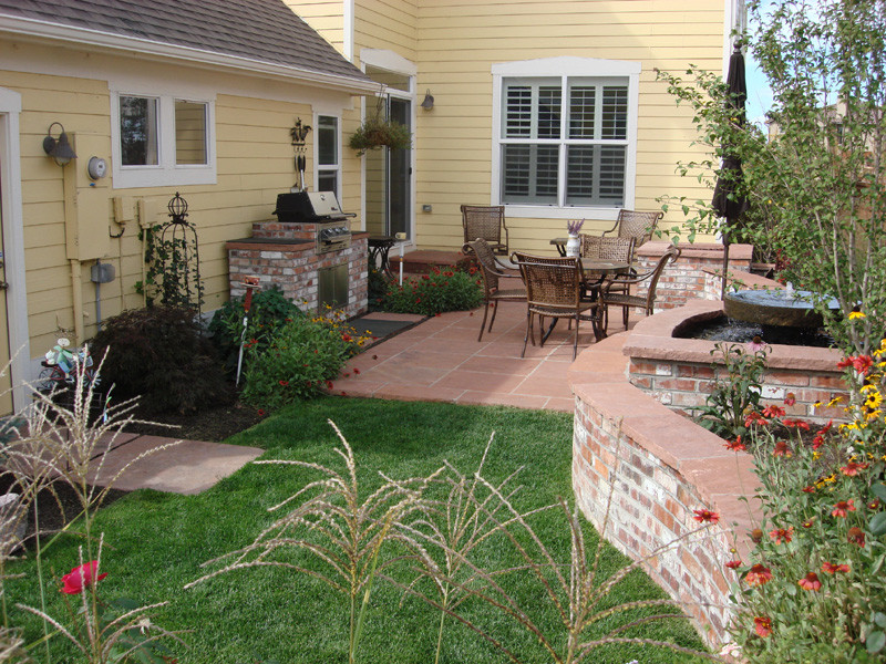 Идея дизайна: маленький двор на заднем дворе в классическом стиле для на участке и в саду
