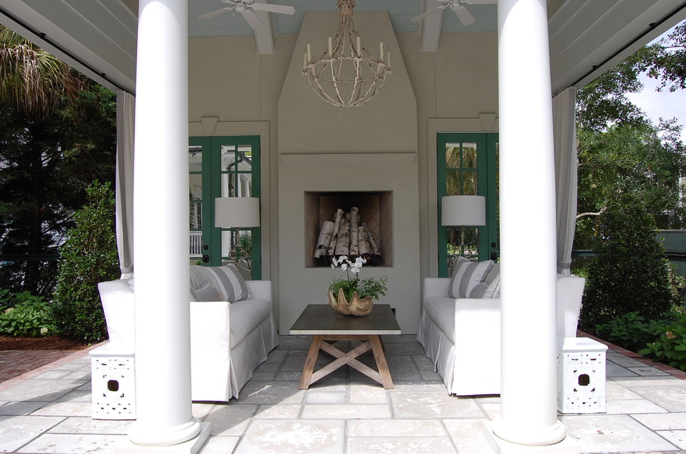 Идея дизайна: большой двор на заднем дворе в стиле неоклассика (современная классика) с навесом и покрытием из каменной брусчатки