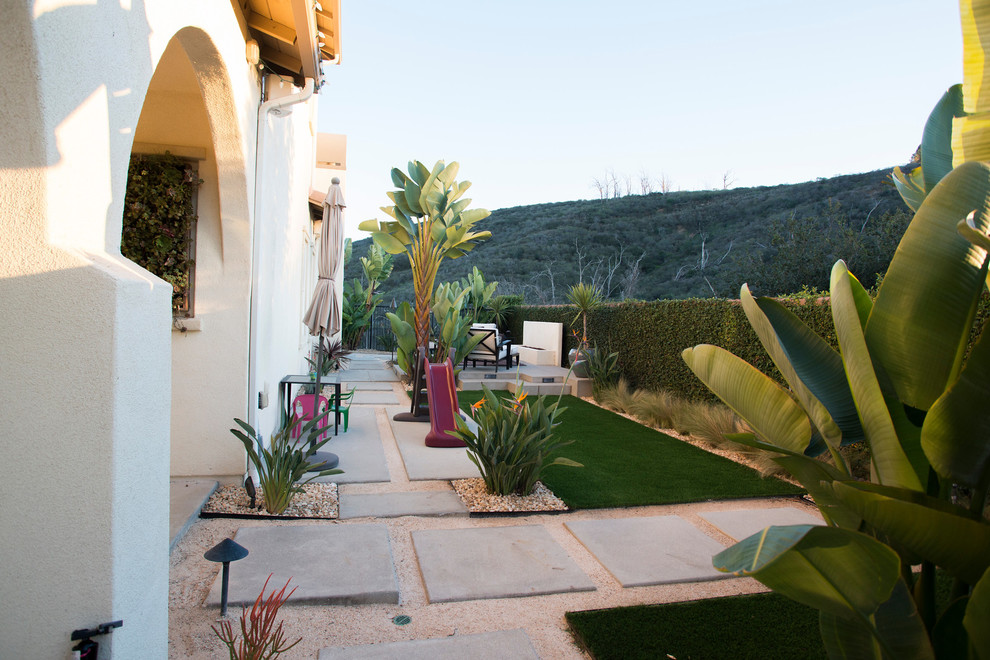 Diseño de patio mediterráneo de tamaño medio en patio trasero con jardín de macetas y adoquines de hormigón