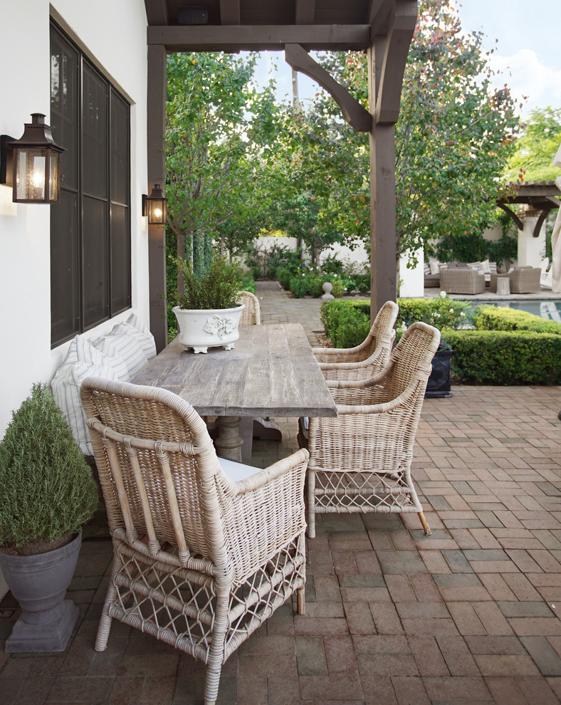 Inspiration pour une grande terrasse arrière traditionnelle avec des pavés en brique, une cuisine d'été et une extension de toiture.
