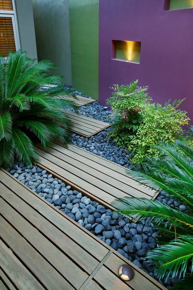 Стильный дизайн: маленький двор на внутреннем дворе в современном стиле с настилом для на участке и в саду - последний тренд