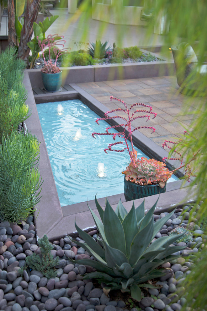 Пример оригинального дизайна: маленький двор на заднем дворе в морском стиле с фонтаном и мощением тротуарной плиткой для на участке и в саду