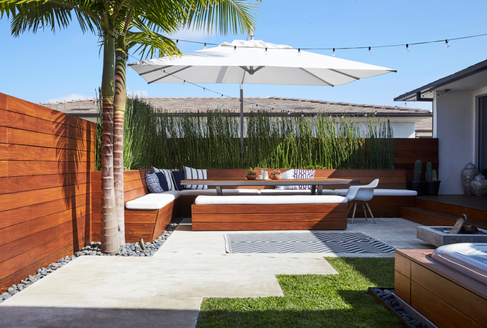 Réalisation d'une terrasse minimaliste avec une cour et des pavés en béton.