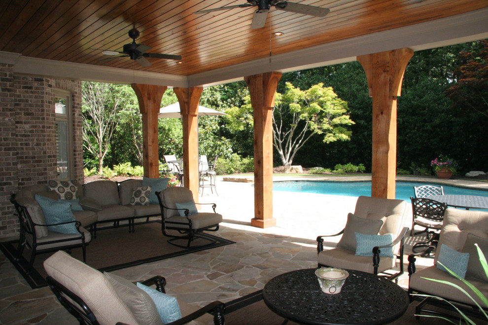 Großer Rustikaler Patio hinter dem Haus mit Natursteinplatten in Atlanta