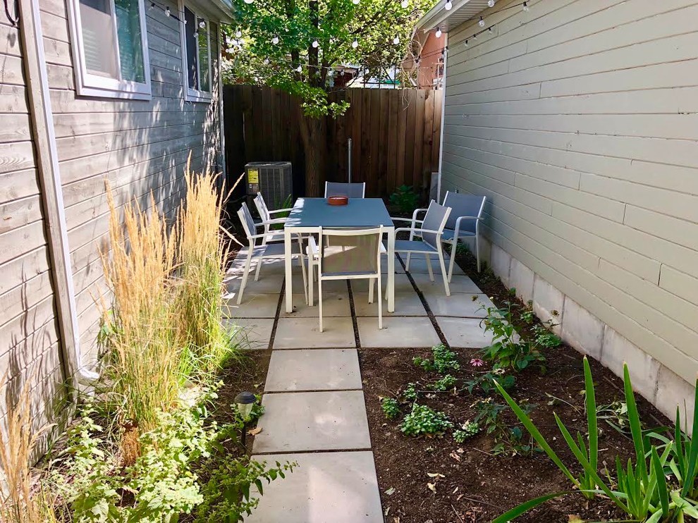 Пример оригинального дизайна: маленький двор на боковом дворе в стиле неоклассика (современная классика) с мощением тротуарной плиткой без защиты от солнца для на участке и в саду