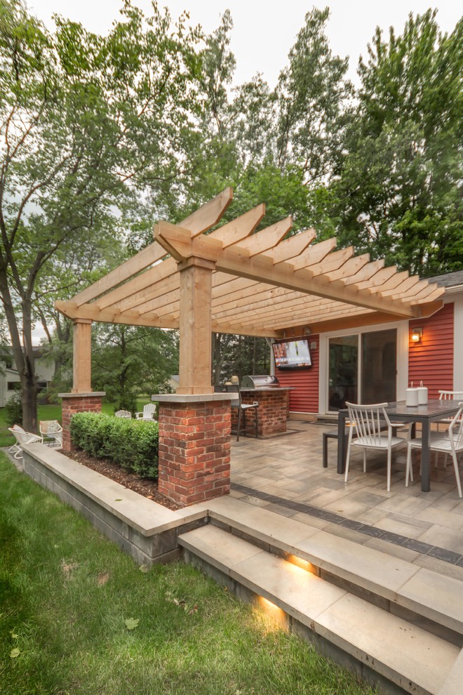 Idee per un piccolo patio o portico stile americano dietro casa con pavimentazioni in mattoni e una pergola