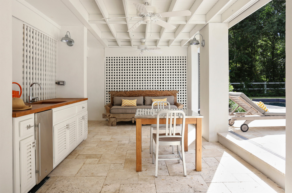 Стильный дизайн: двор в морском стиле с летней кухней - последний тренд