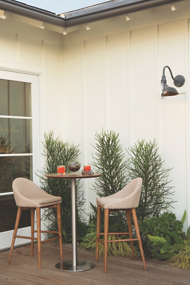 Пример оригинального дизайна: двор среднего размера на заднем дворе в стиле ретро с настилом без защиты от солнца