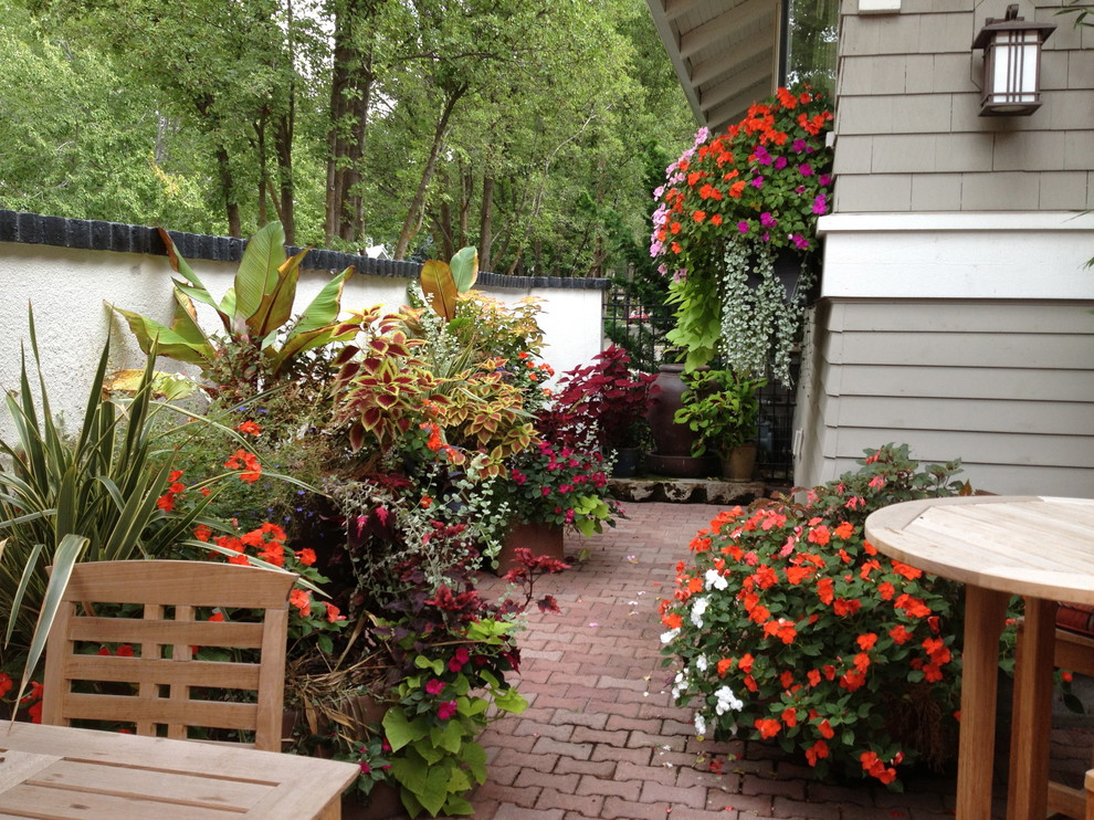 На фото: двор на внутреннем дворе в морском стиле с растениями в контейнерах