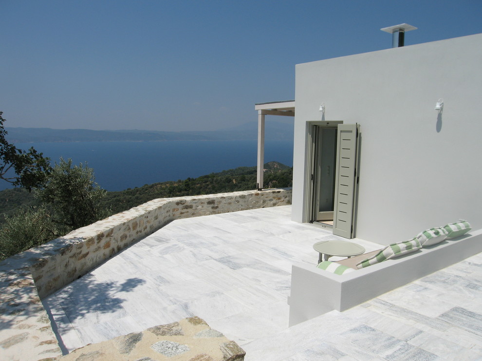 Idées déco pour une terrasse méditerranéenne avec une pergola.
