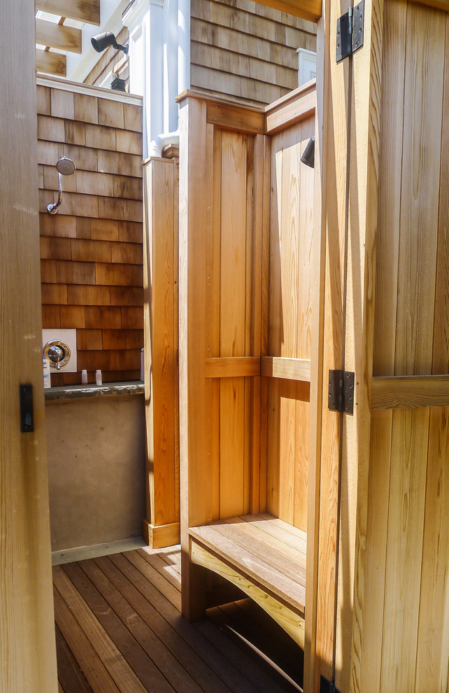 Diseño de patio tradicional renovado de tamaño medio sin cubierta en patio trasero con ducha exterior y entablado