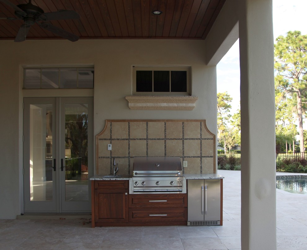 Modelo de patio moderno de tamaño medio en patio trasero y anexo de casas con cocina exterior y adoquines de hormigón