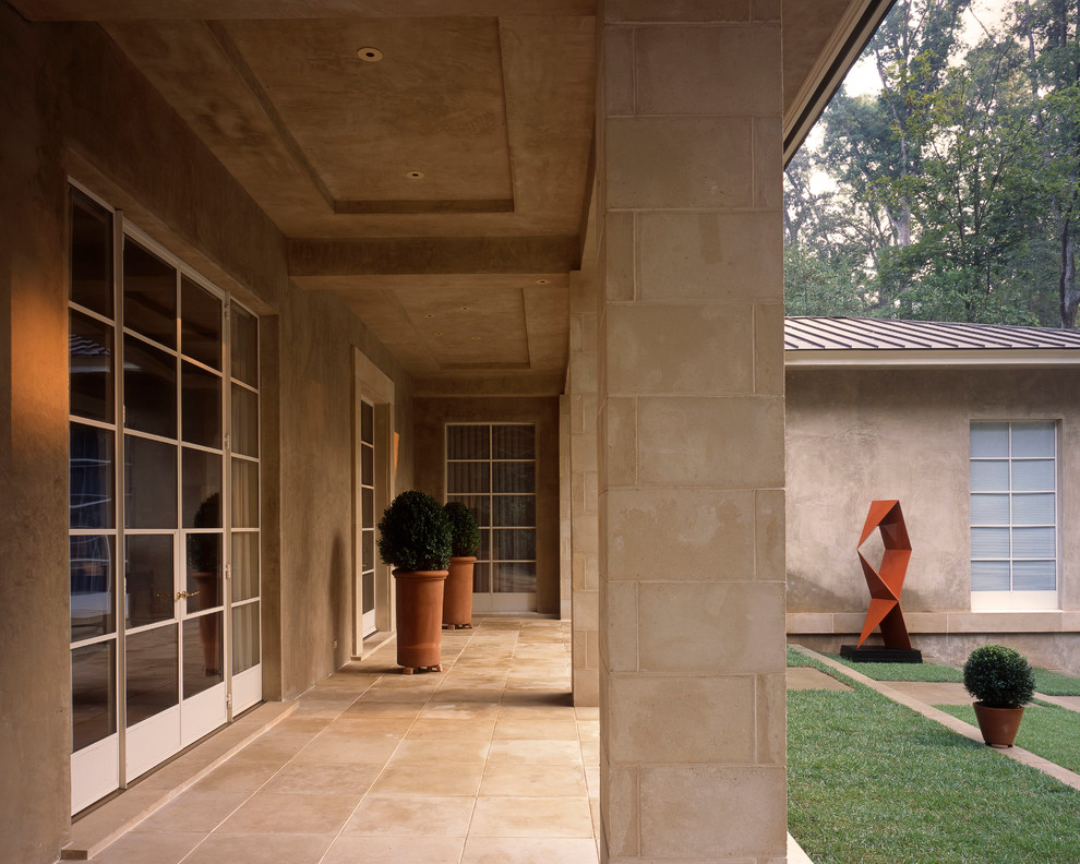 Свежая идея для дизайна: двор в современном стиле с навесом - отличное фото интерьера