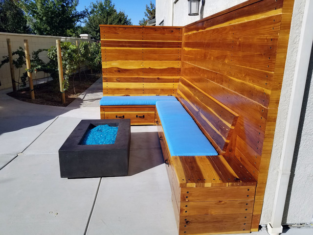 Sunbrella Spotlight Azure brightens modern fire pit seating area