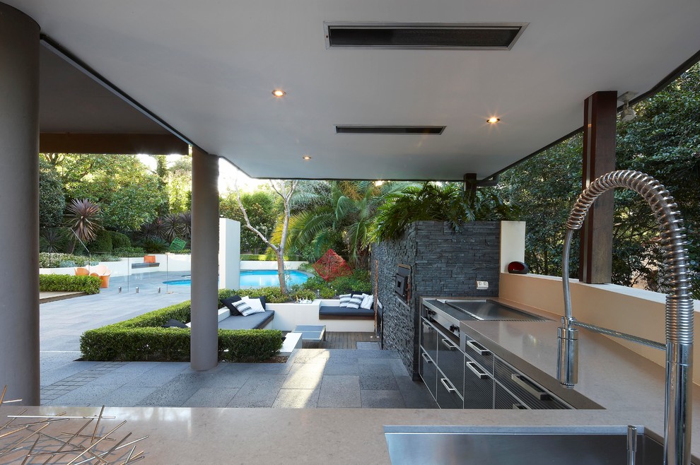 Идея дизайна: двор среднего размера на заднем дворе в современном стиле с летней кухней и навесом