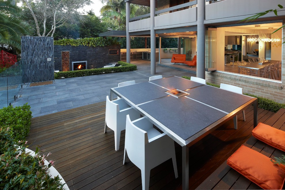Свежая идея для дизайна: двор на заднем дворе в современном стиле с летней кухней - отличное фото интерьера