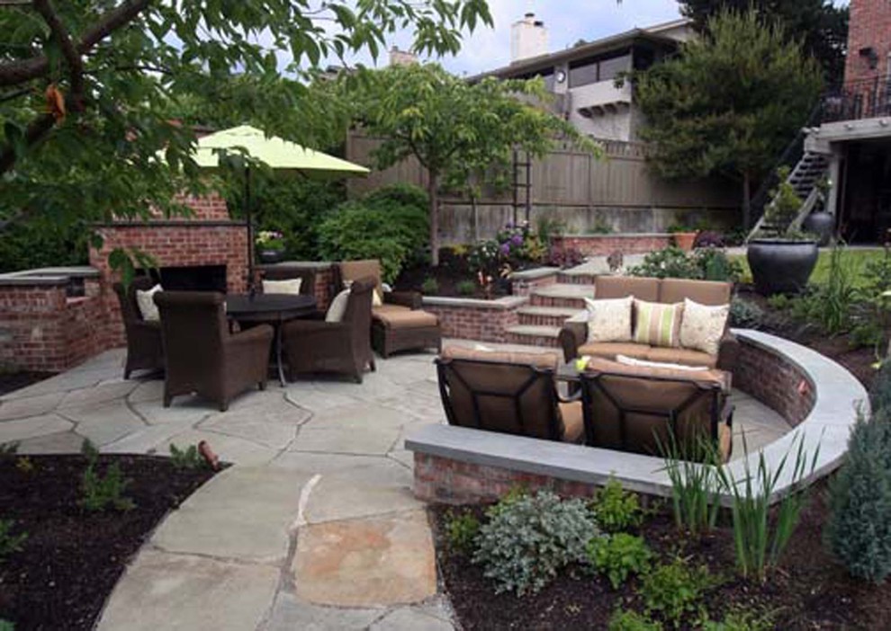 Modelo de patio clásico de tamaño medio sin cubierta en patio trasero con brasero y adoquines de hormigón