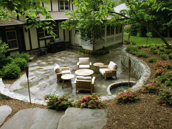 Großer, Unbedeckter Moderner Patio hinter dem Haus mit Wasserspiel und Natursteinplatten in Washington, D.C.