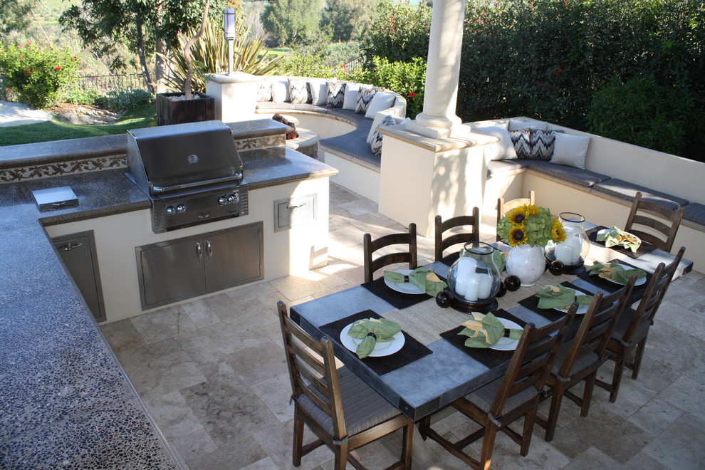 Sunken outdoor kitchen and dining room Mediterranean Patio Los