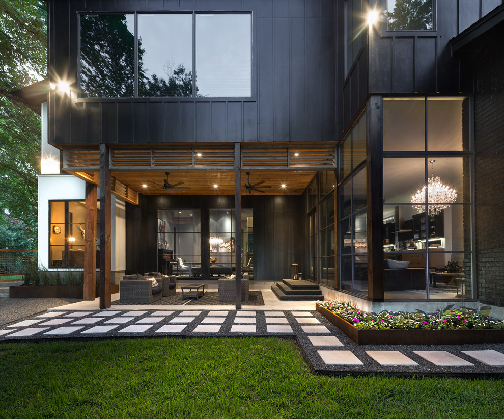 На фото: большой двор на заднем дворе в современном стиле с мощением тротуарной плиткой и навесом с