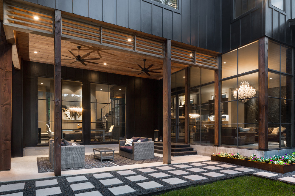 Пример оригинального дизайна: большой двор на заднем дворе в современном стиле с мощением тротуарной плиткой и навесом