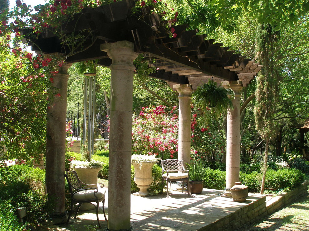 Diseño de patio clásico con pérgola