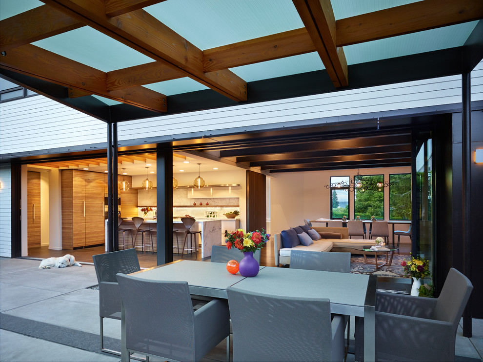Источник вдохновения для домашнего уюта: двор на заднем дворе в современном стиле с покрытием из бетонных плит