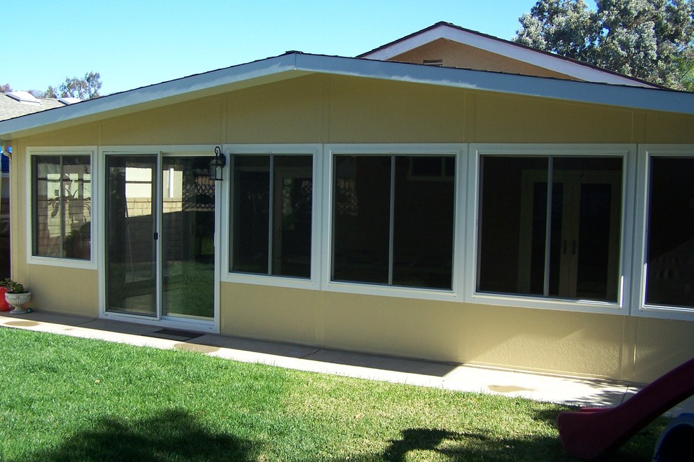Идея дизайна: двор среднего размера на заднем дворе в классическом стиле с покрытием из бетонных плит без защиты от солнца