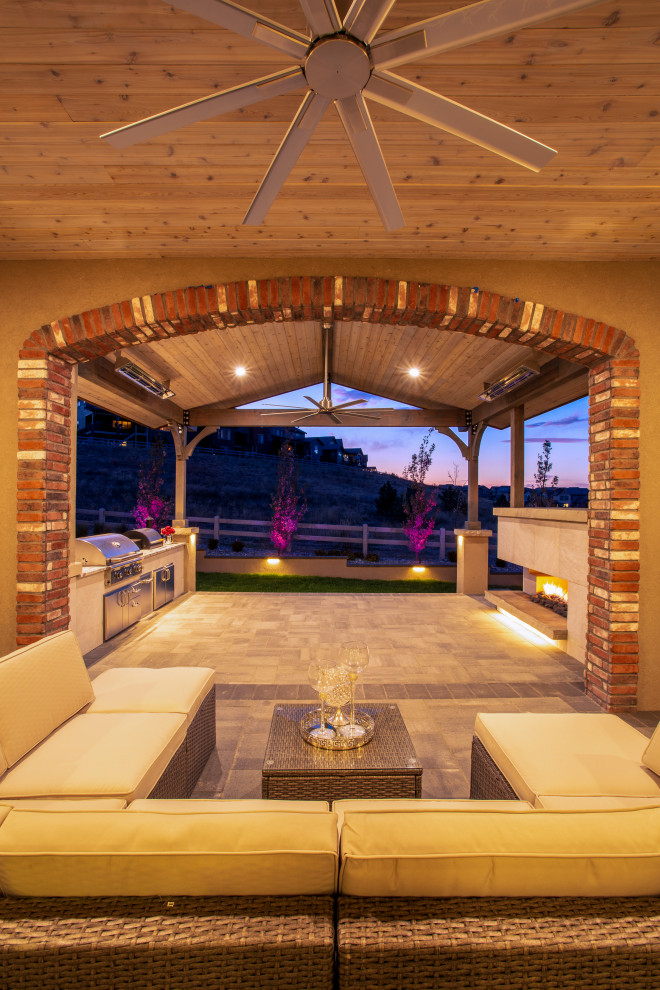 Foto di un grande patio o portico minimalista dietro casa con pavimentazioni in cemento e un tetto a sbalzo