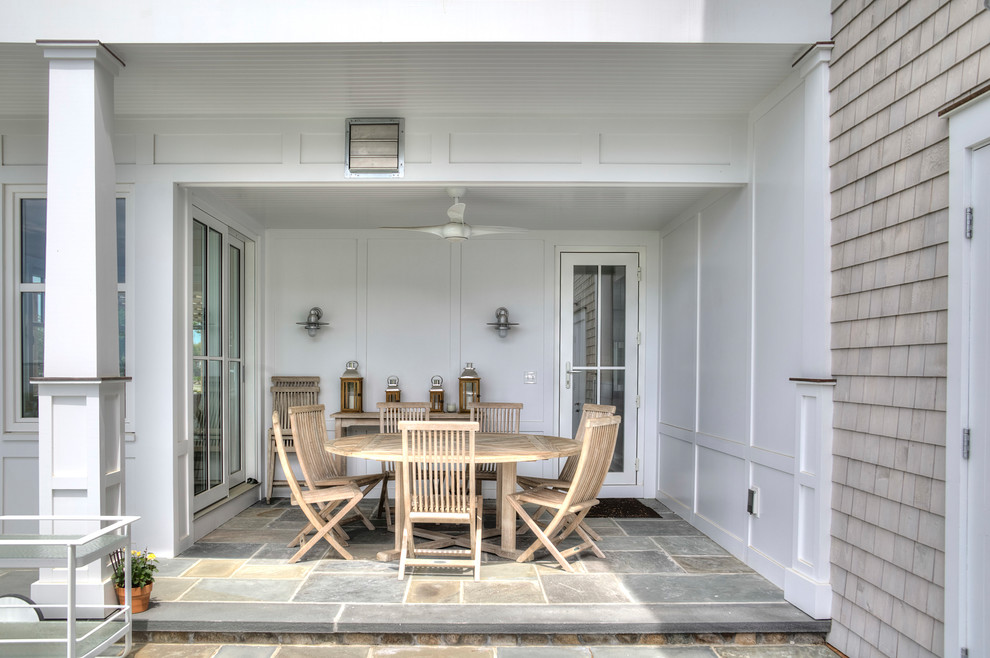 Ispirazione per un patio o portico classico di medie dimensioni e dietro casa con pavimentazioni in pietra naturale