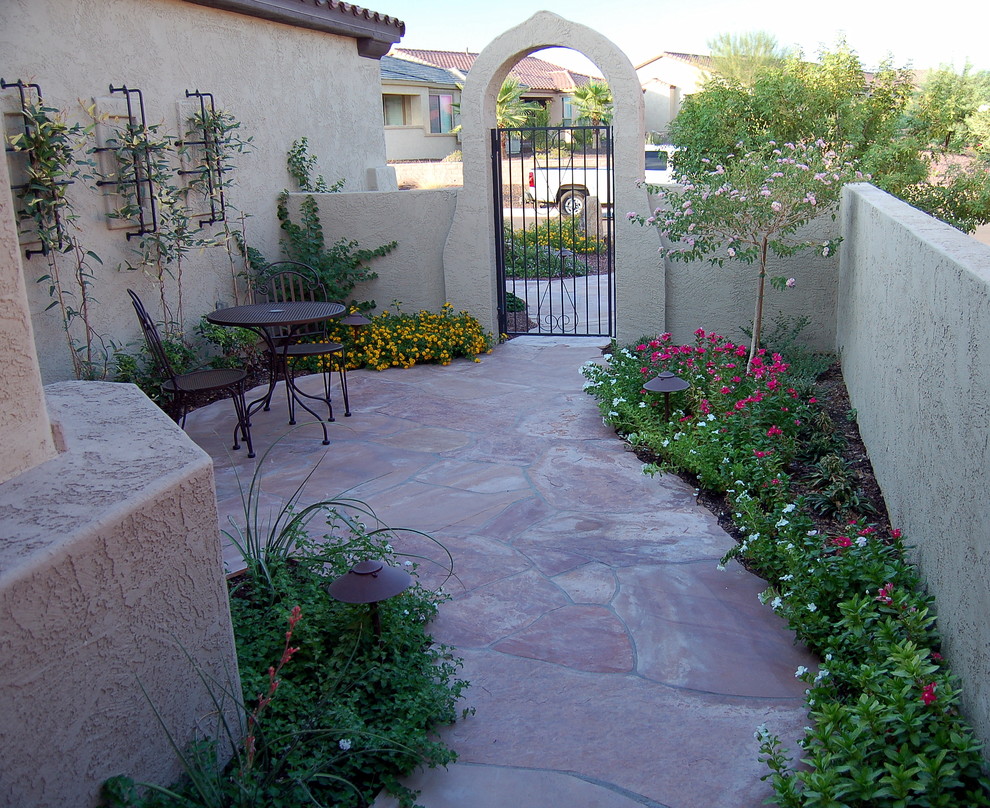 Modelo de patio de estilo americano de tamaño medio sin cubierta en patio lateral con adoquines de piedra natural