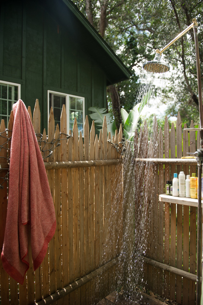 Cette image montre une terrasse avec une douche extérieure ethnique.