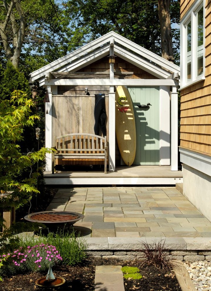 Foto de patio bohemio de tamaño medio sin cubierta en patio lateral con ducha exterior y adoquines de piedra natural