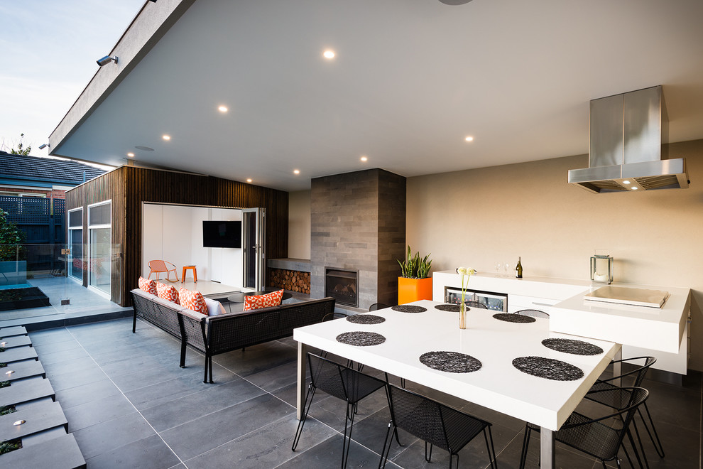 Свежая идея для дизайна: двор в современном стиле с летней кухней - отличное фото интерьера