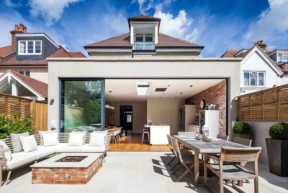 Стильный дизайн: двор на заднем дворе в современном стиле с местом для костра без защиты от солнца - последний тренд