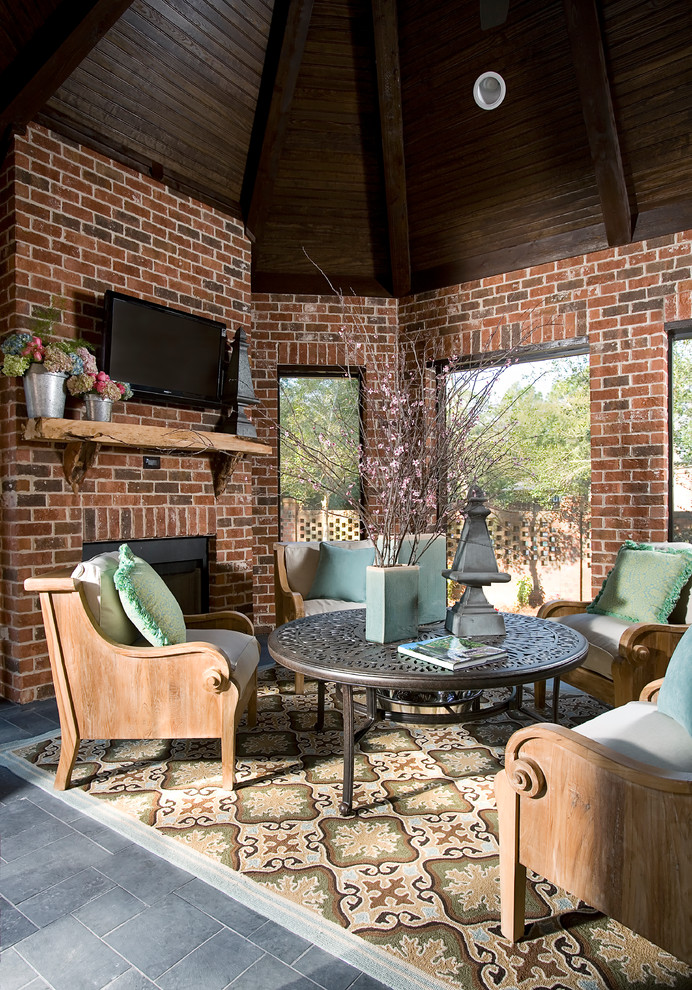 Imagen de patio clásico de tamaño medio en patio trasero con brasero, suelo de baldosas y cenador