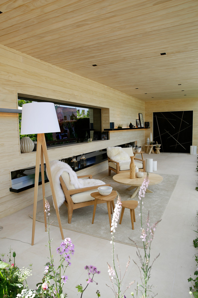 Стильный дизайн: двор среднего размера на заднем дворе в скандинавском стиле с навесом - последний тренд