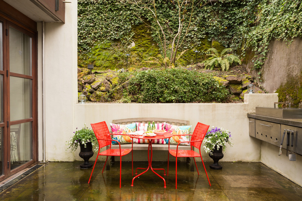 ポートランドにある中くらいなトランジショナルスタイルのおしゃれな裏庭のテラス (日よけなし、コンクリート板舗装	) の写真