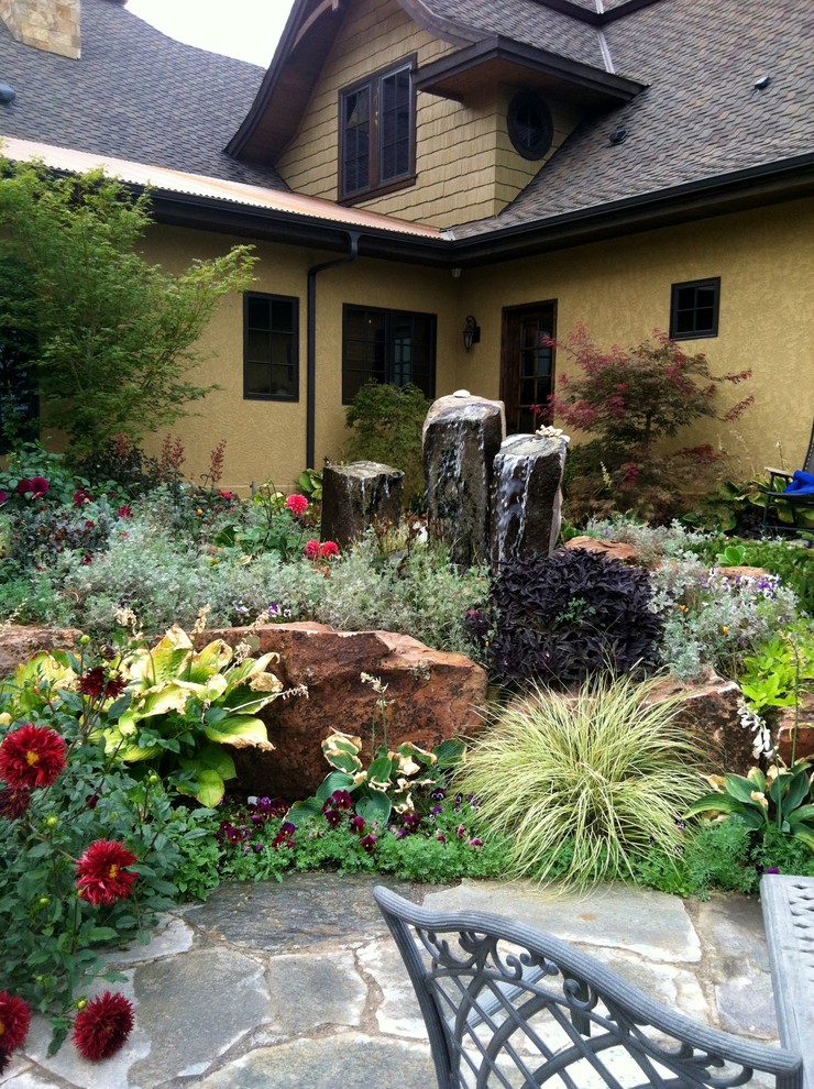 Foto de patio tradicional extra grande en patio trasero con fuente y adoquines de piedra natural