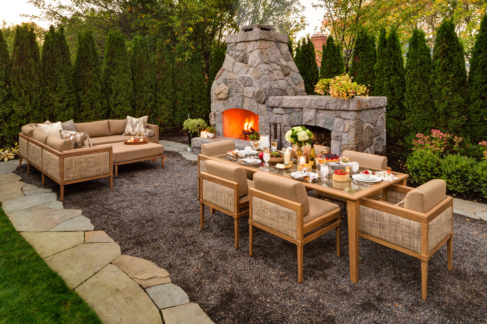 Foto de patio clásico grande en patio trasero con adoquines de piedra natural, pérgola y chimenea