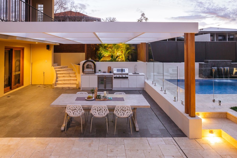 Ispirazione per un patio o portico minimalista dietro casa con una pergola