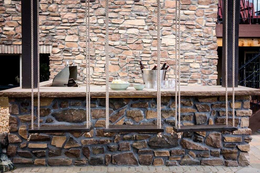 Inspiration pour une terrasse arrière traditionnelle de taille moyenne avec une cuisine d'été, des pavés en béton et une pergola.