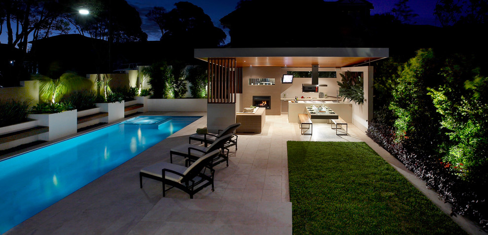 Свежая идея для дизайна: двор в современном стиле с летней кухней - отличное фото интерьера