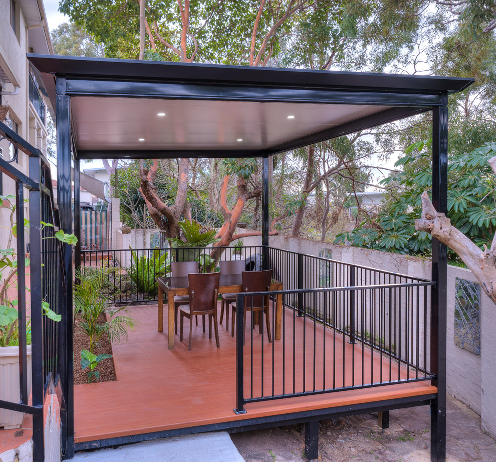 Свежая идея для дизайна: пергола во дворе частного дома среднего размера на заднем дворе в стиле модернизм с настилом - отличное фото интерьера