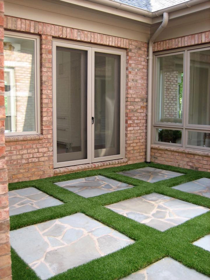 Aménagement d'un mur végétal de terrasse avec une cour.