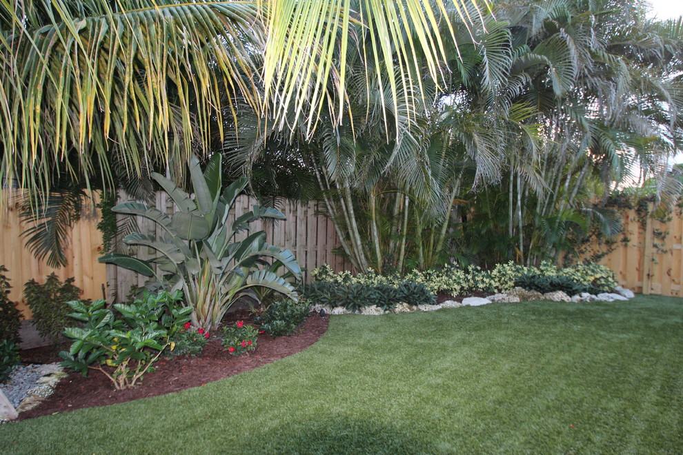 На фото: огромный участок и сад на заднем дворе в современном стиле с покрытием из каменной брусчатки