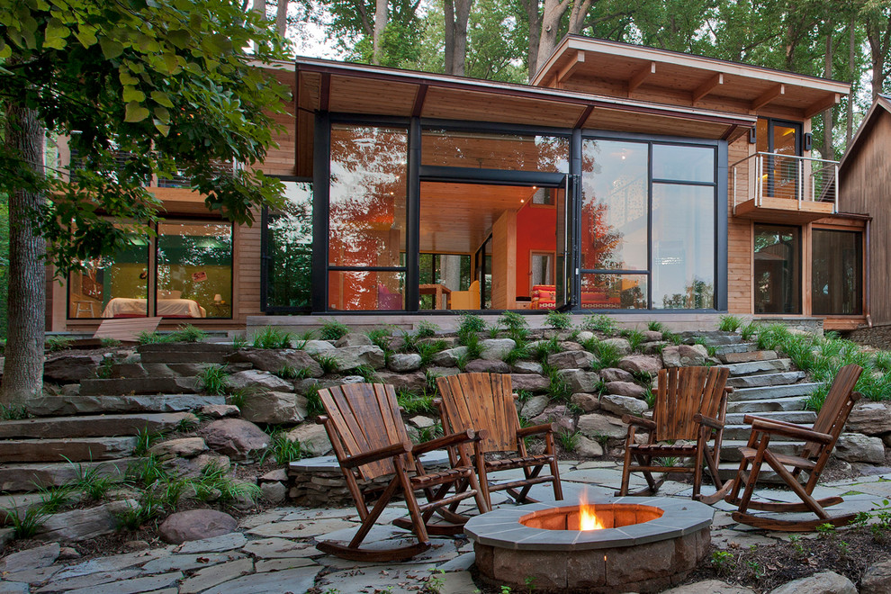 Foto de patio rústico sin cubierta en patio trasero con brasero y adoquines de piedra natural