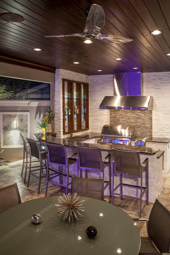 Идея дизайна: большой двор на заднем дворе в стиле модернизм с летней кухней, покрытием из каменной брусчатки и навесом
