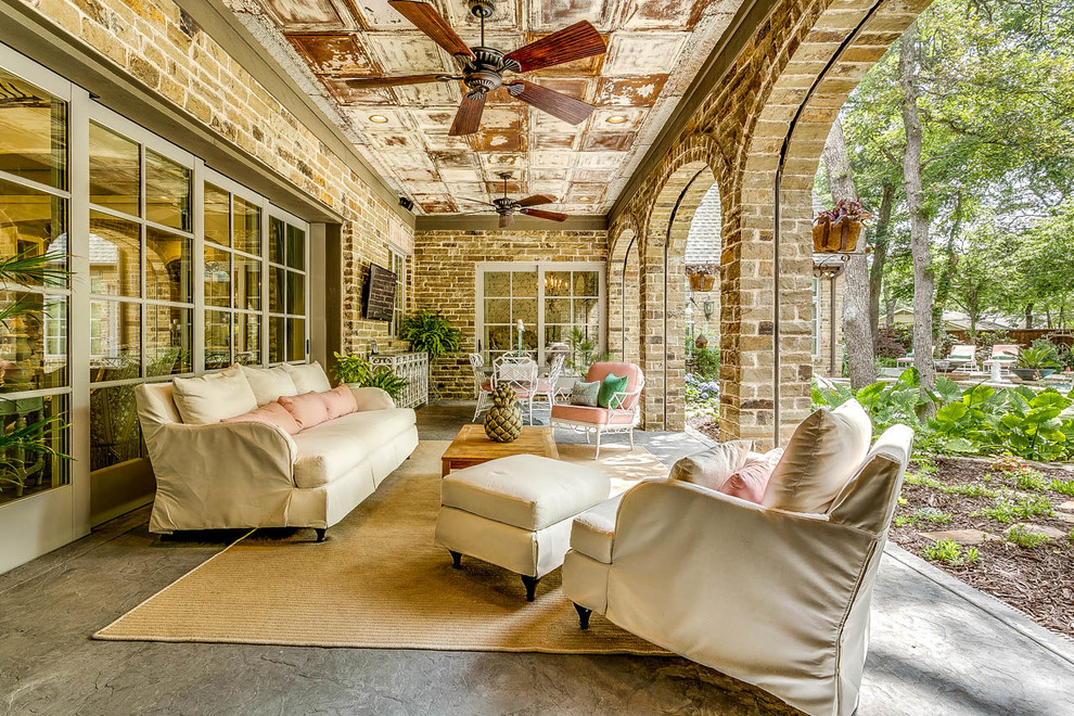 Geräumiger, Überdachter Shabby-Style Patio hinter dem Haus mit Outdoor-Küche und Natursteinplatten in Dallas