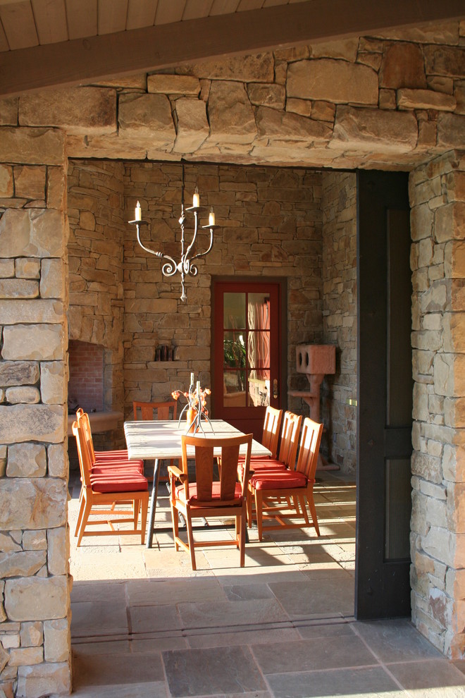 Imagen de patio tradicional en patio trasero y anexo de casas con adoquines de piedra natural